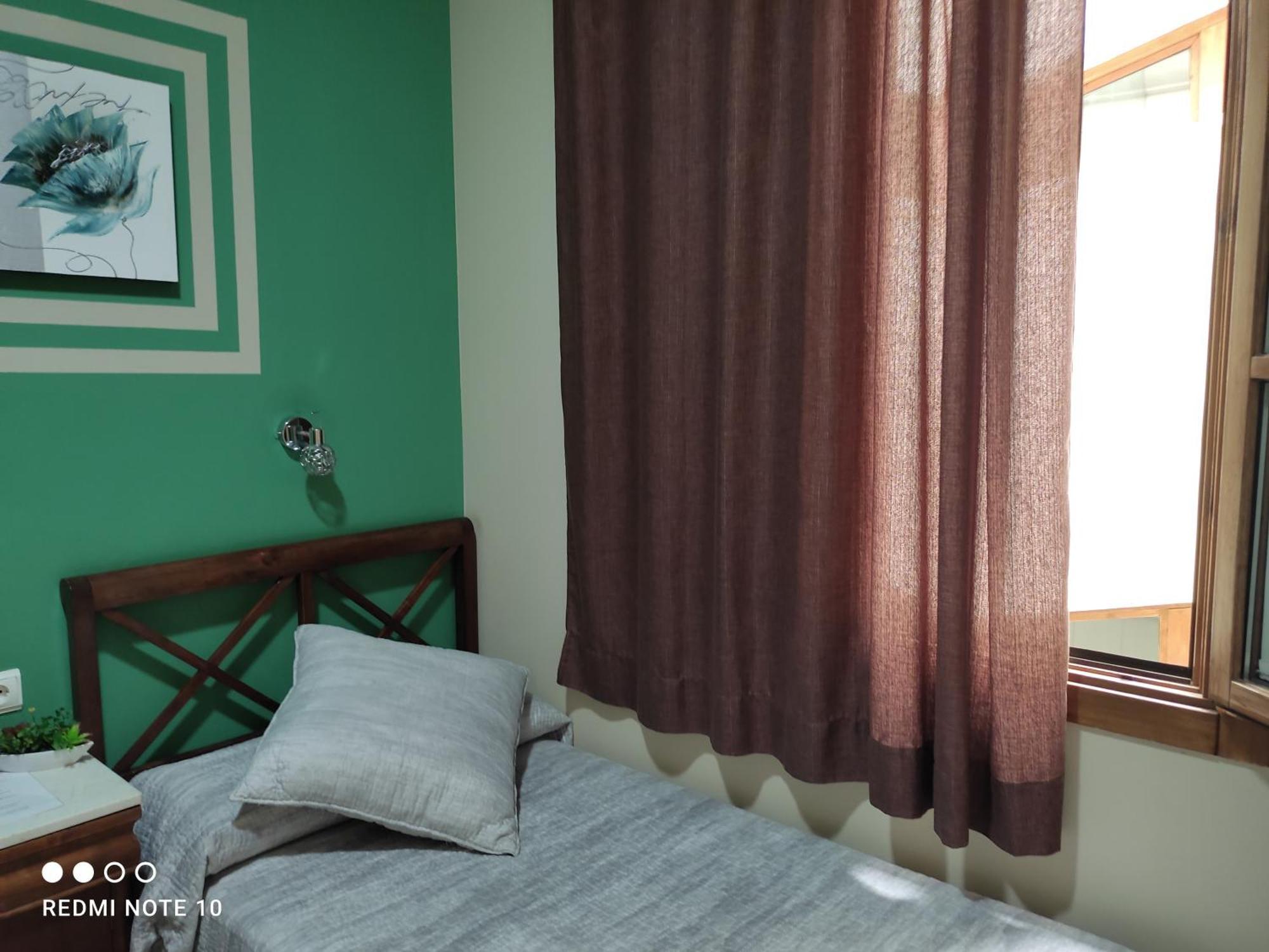 Hostal Puerta Carmona Seville Bilik gambar